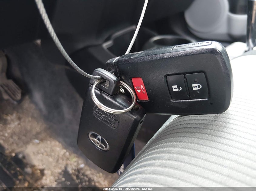 2013 TOYOTA PRIUS C THREE · Фото 11