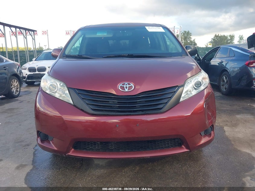 TOYOTA SIENNA - zdjęcie 13