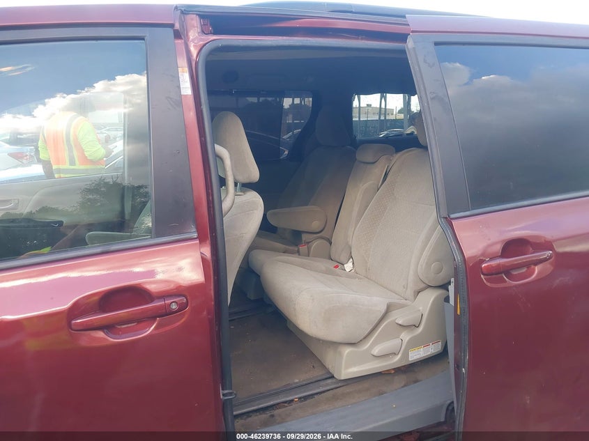 TOYOTA SIENNA - zdjęcie 8