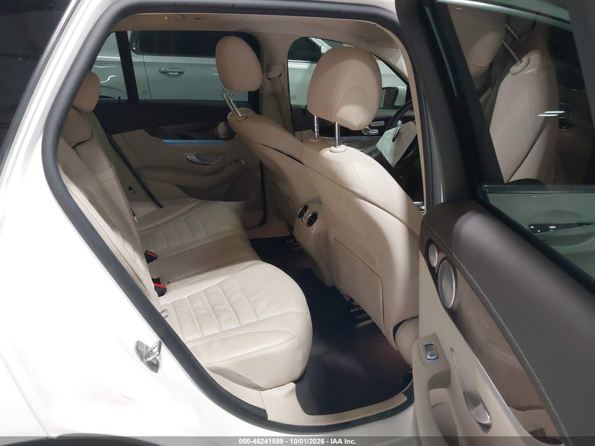 MERCEDES-BENZ GLC 300 - zdjęcie 8