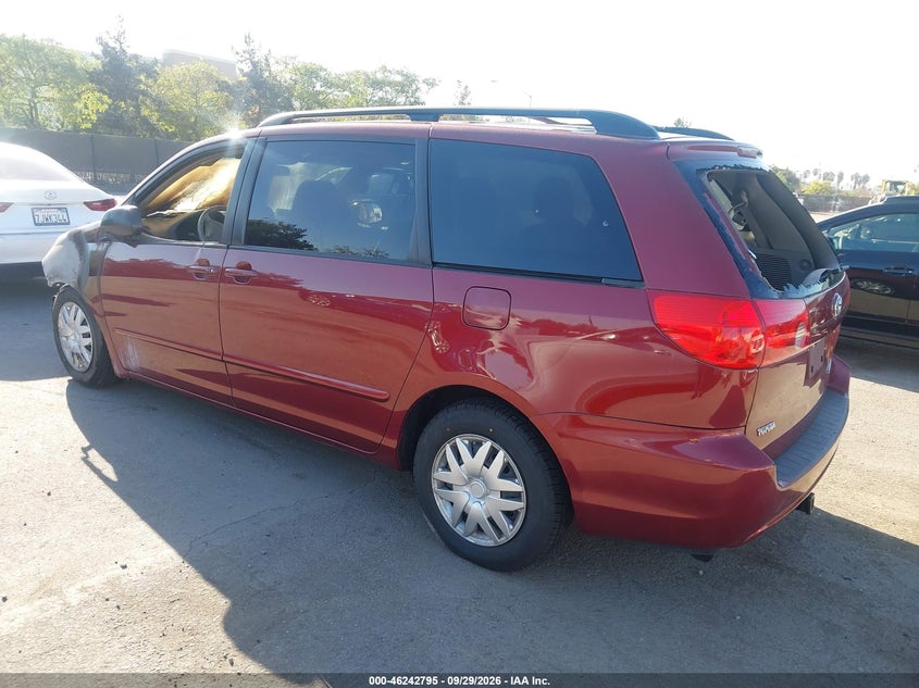 Photo 3 - TOYOTA SIENNA