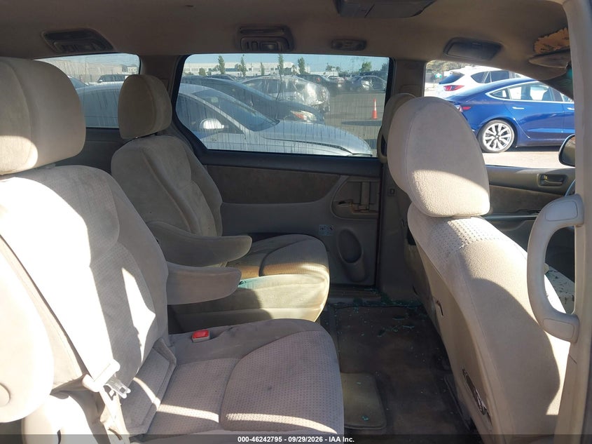 Photo 8 - TOYOTA SIENNA