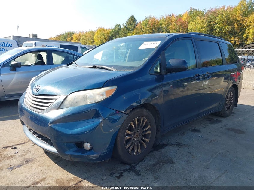 2011 TOYOTA SIENNA XLE V6 · Photo 2