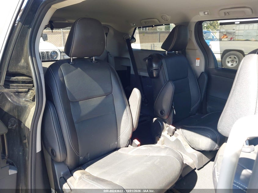 TOYOTA SIENNA - zdjęcie 8