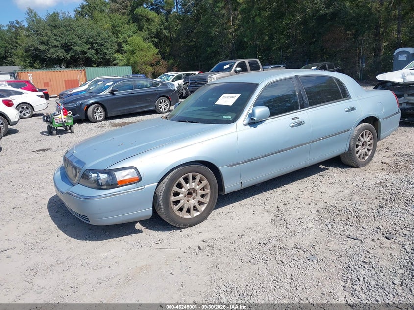 2007 Lincoln Town Car Signature, Left & Right Side, IAAI, VIN 1LNHM81V67Y639717 — photo 2