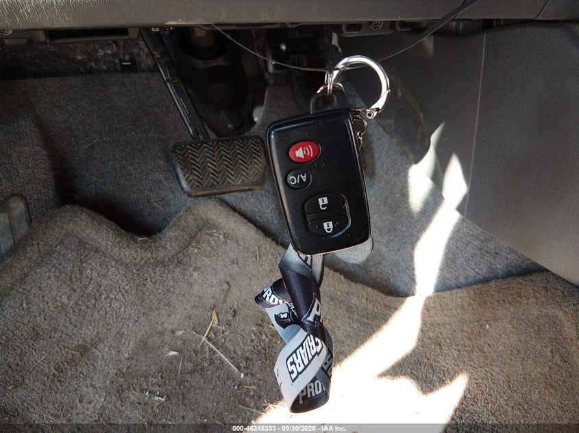 2010 TOYOTA PRIUS IV · Фото 11