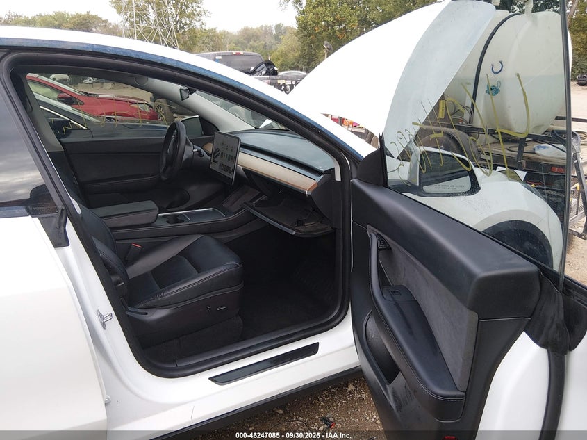 TESLA MODEL Y - zdjęcie 5