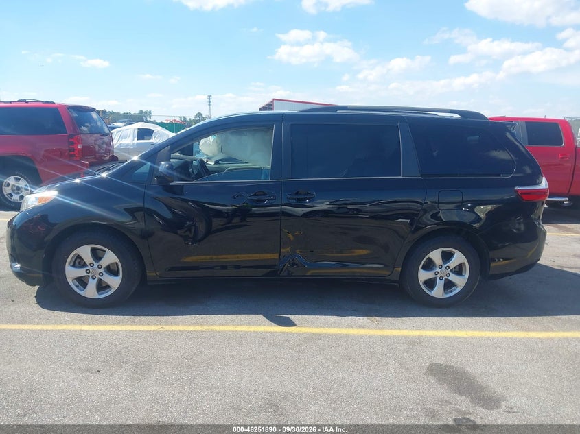 TOYOTA SIENNA - zdjęcie 14