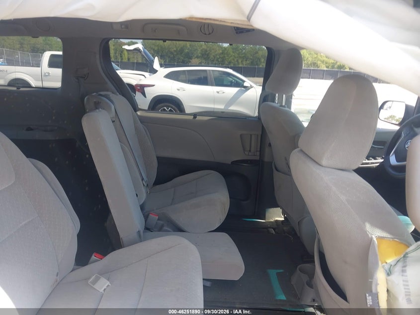 TOYOTA SIENNA - zdjęcie 8