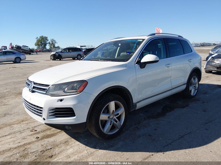 2013 Volkswagen Touareg Vr6 Lux, Right Side, IAAI, VIN WVGEF9BP7DD005211 — photo 2