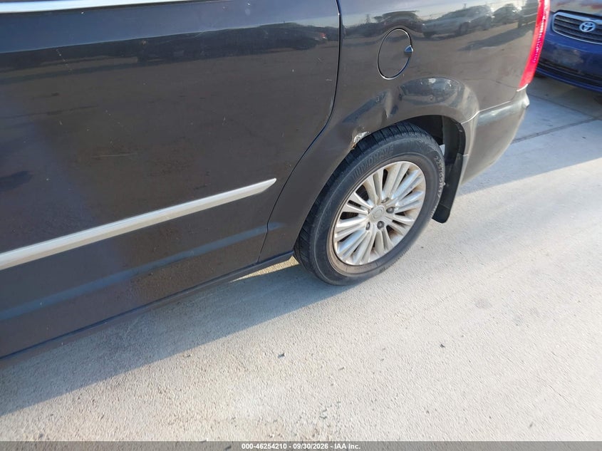 2014 CHRYSLER TOWN & COUNTRY auction photo 6