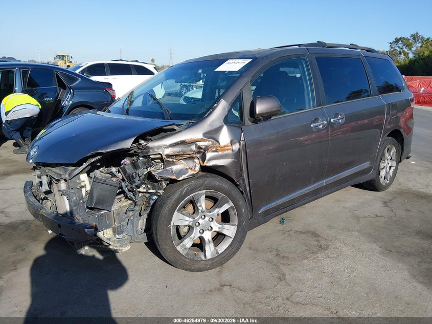 2013 Toyota Sienna Se 8 Passenger, Front End, IAAI, VIN 5TDXK3DC0DS384122 — photo 2