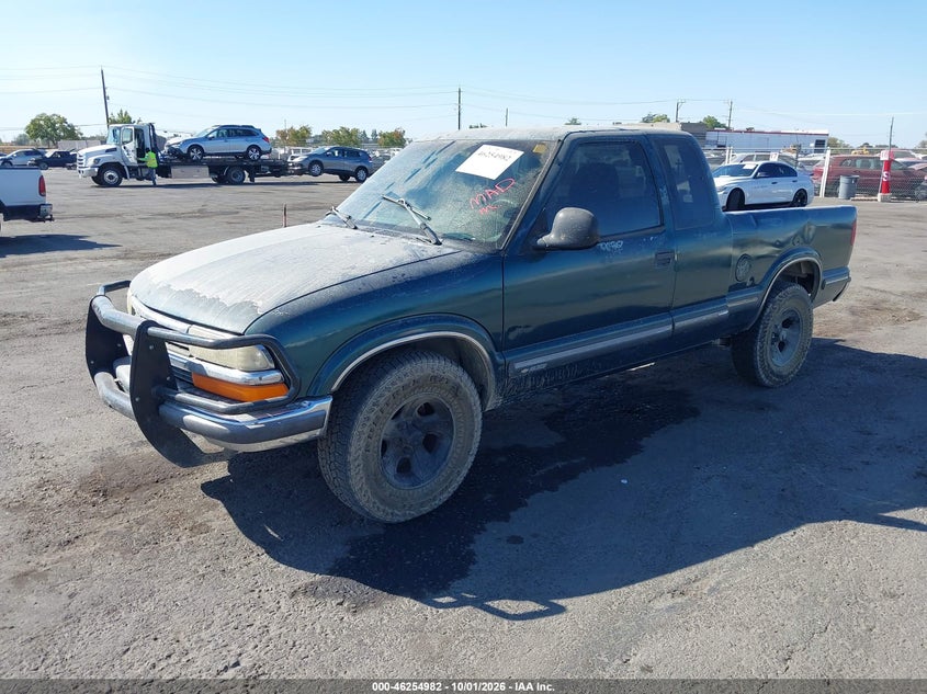 1998 Chevrolet S-10 Ls Fleetside, Right Side, IAAI, VIN 1GCCS19XXW8232385 — photo 2