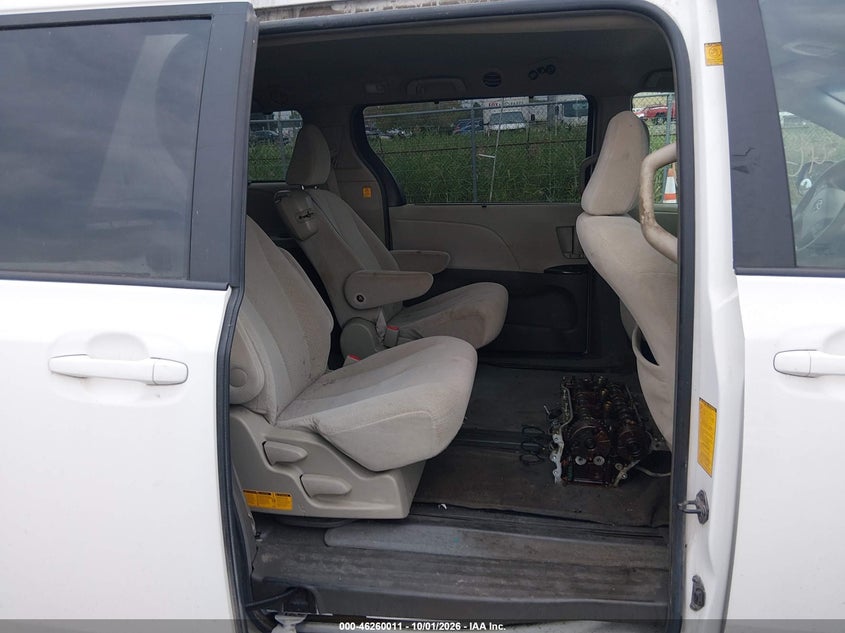 2011 TOYOTA SIENNA LE V6 · Photo 8