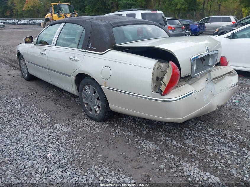 LINCOLN TOWN CAR 2004 VIN 1LNHM83W04Y621120
