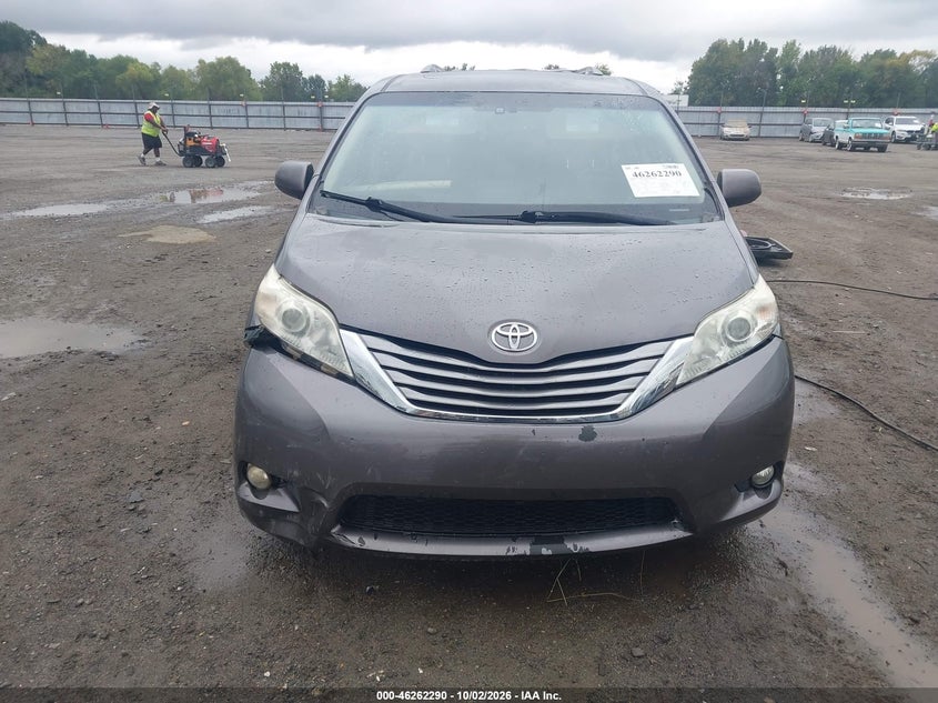 TOYOTA SIENNA - zdjęcie 12