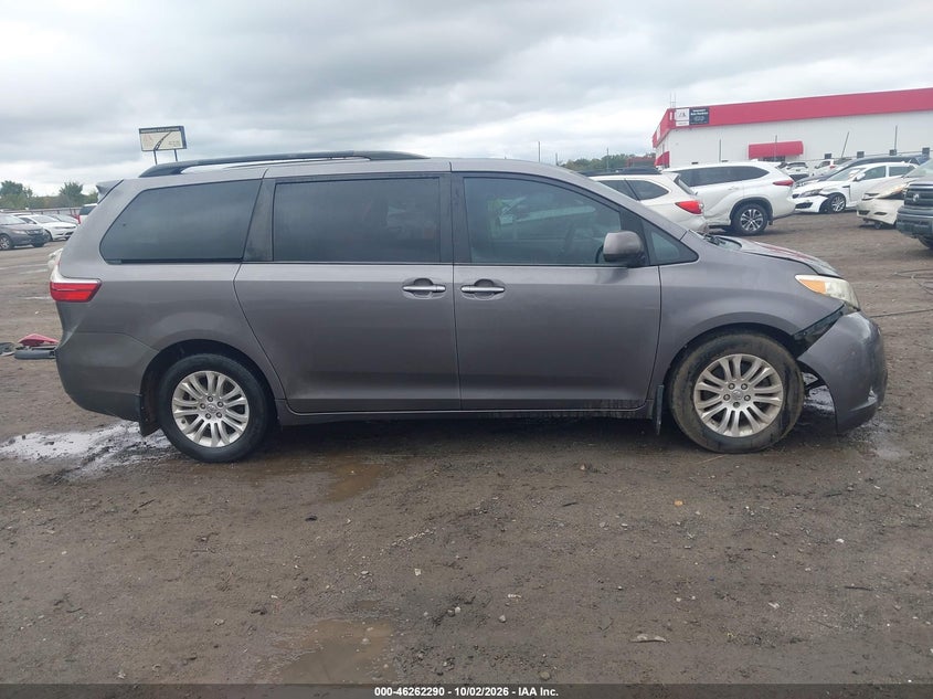 TOYOTA SIENNA - zdjęcie 13