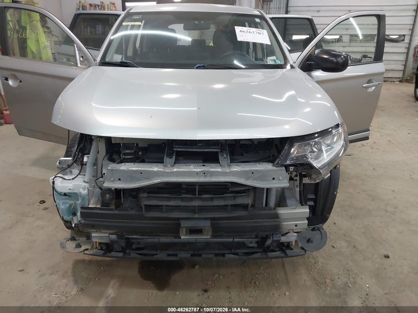 2019 MITSUBISHI OUTLANDER ES · Фото 6