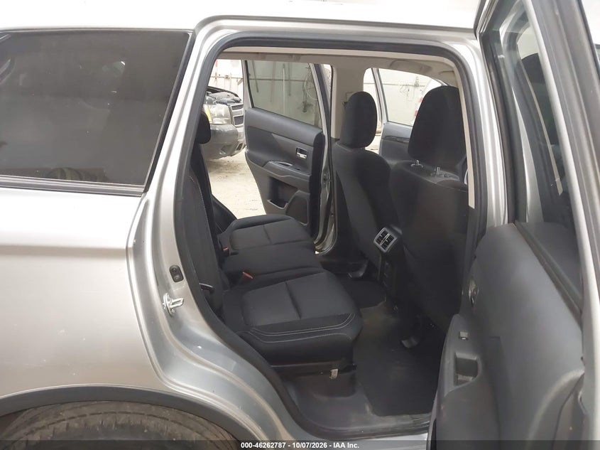 2019 MITSUBISHI OUTLANDER ES · Фото 8