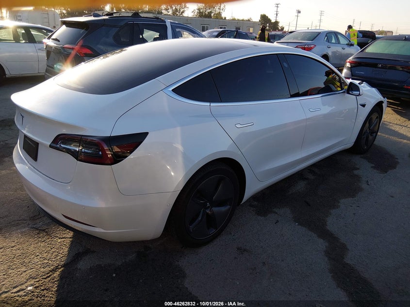 TESLA MODEL 3 - zdjęcie 4