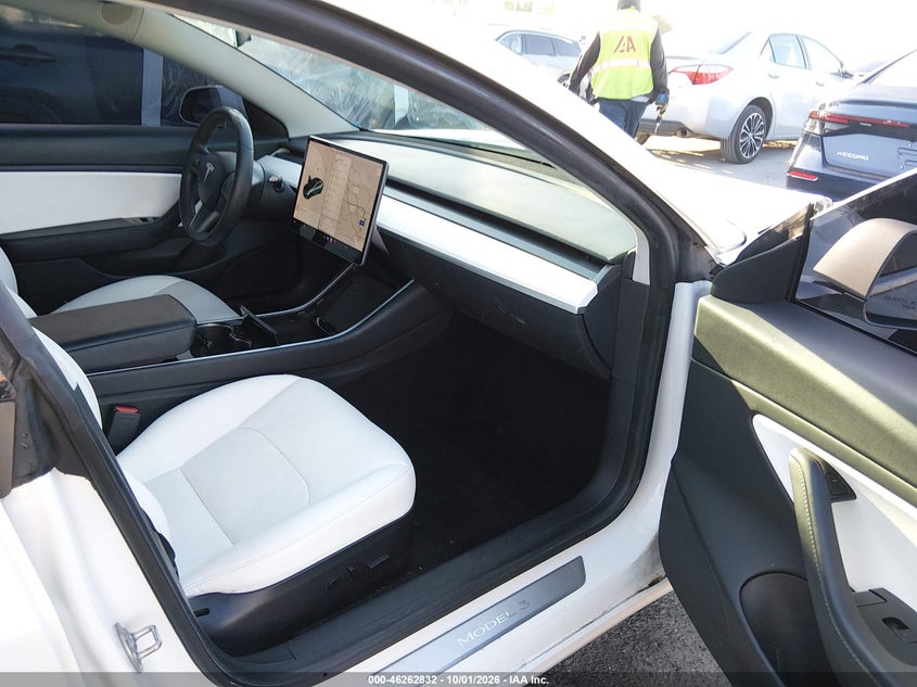 TESLA MODEL 3 - zdjęcie 5