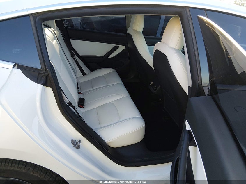 TESLA MODEL 3 - zdjęcie 8