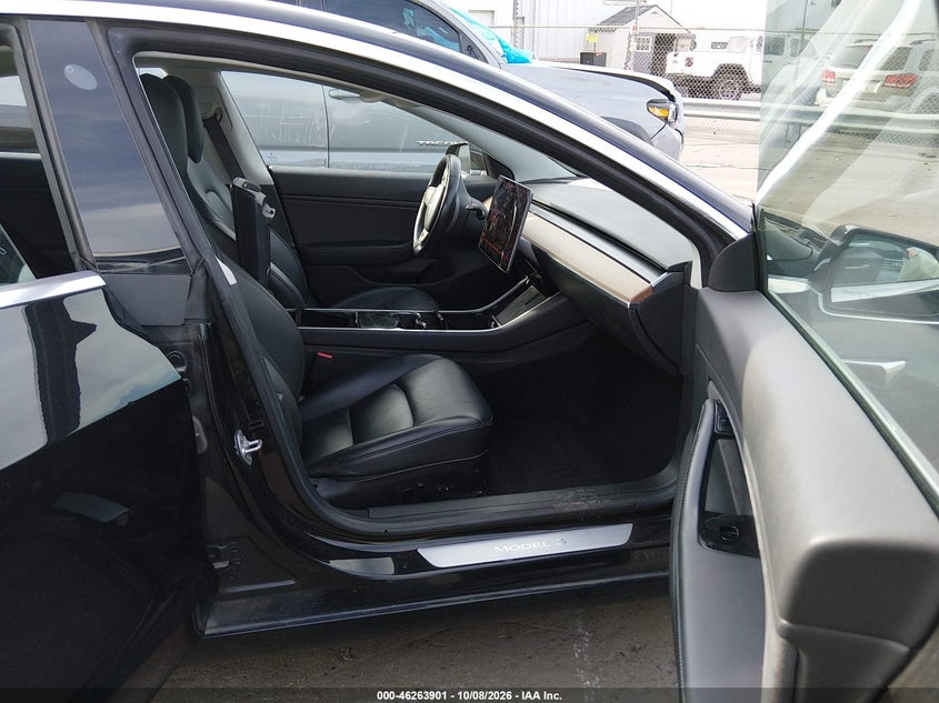 TESLA MODEL 3 - zdjęcie 5