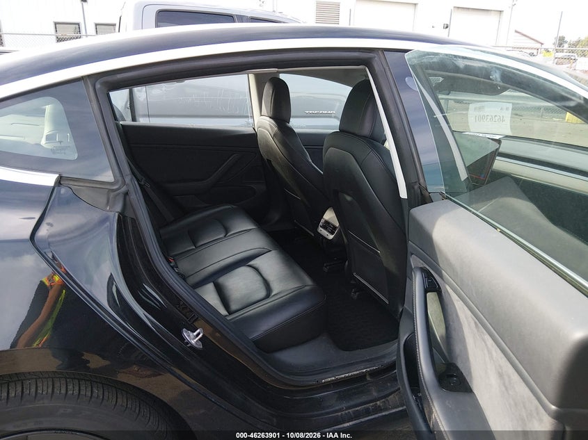 TESLA MODEL 3 - zdjęcie 8