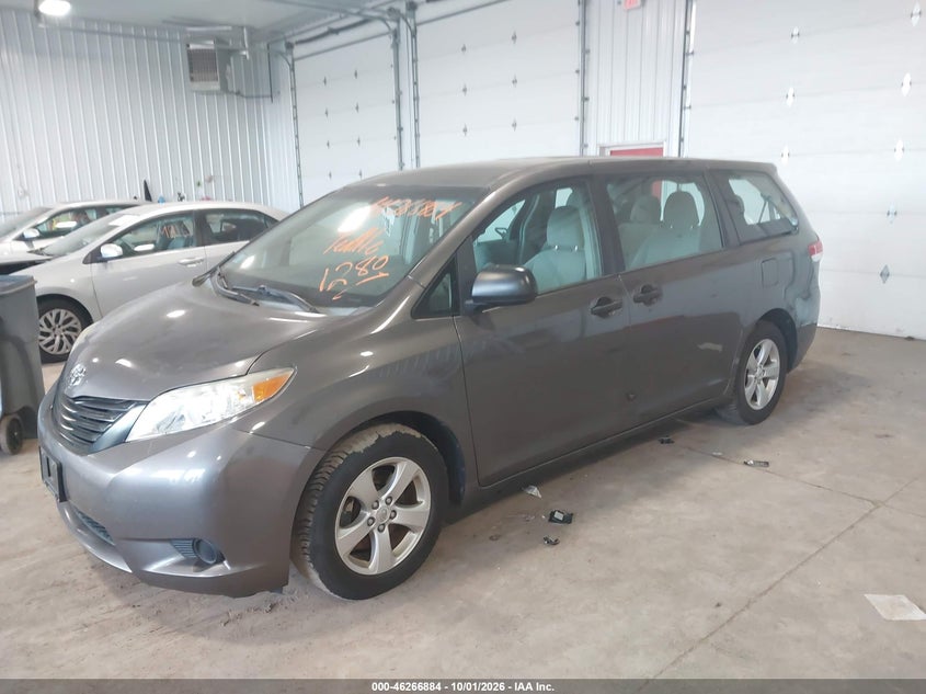 Фото 2 - TOYOTA SIENNA