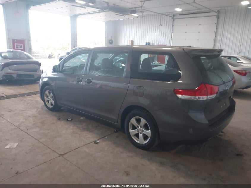 Фото 3 - TOYOTA SIENNA