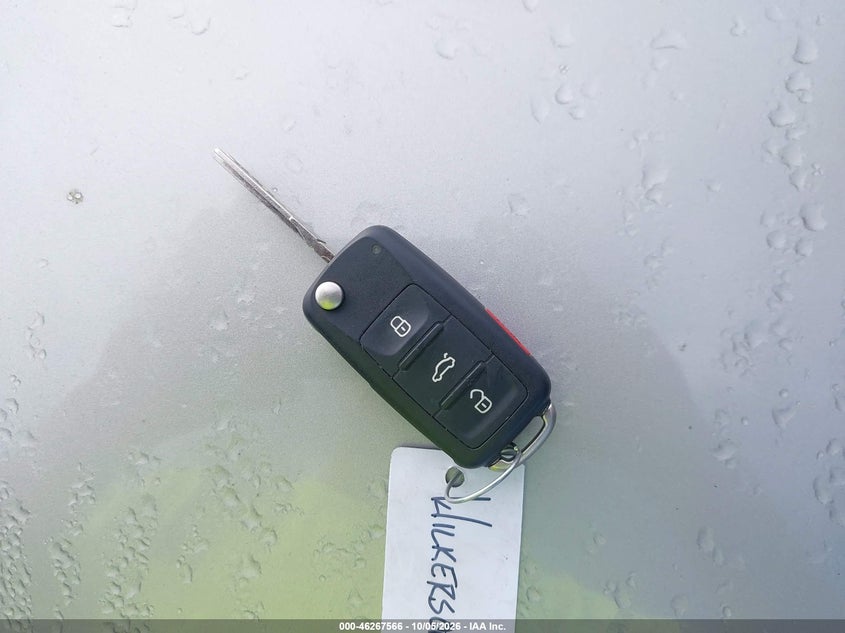 2013 VOLKSWAGEN BEETLE 2.5L · Фото 11