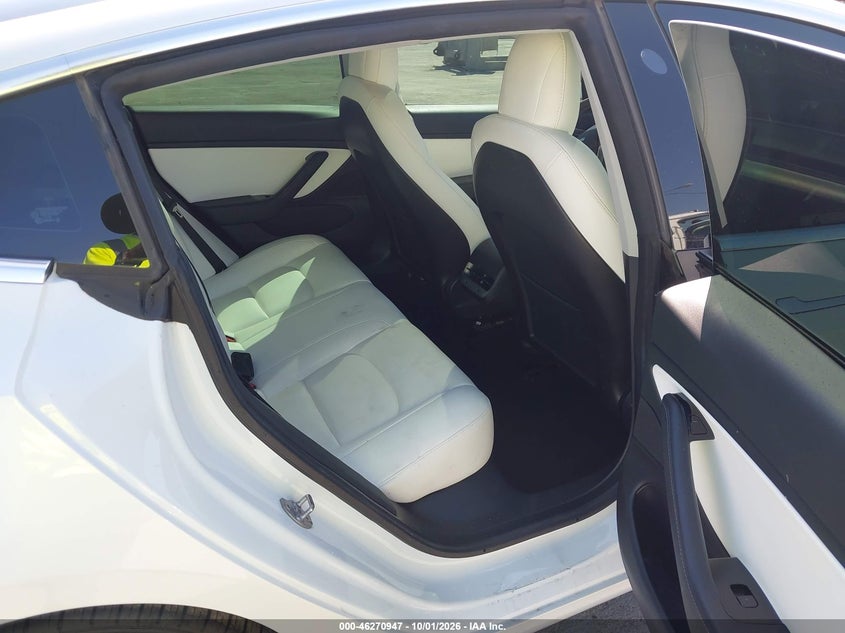 TESLA MODEL 3 - zdjęcie 8
