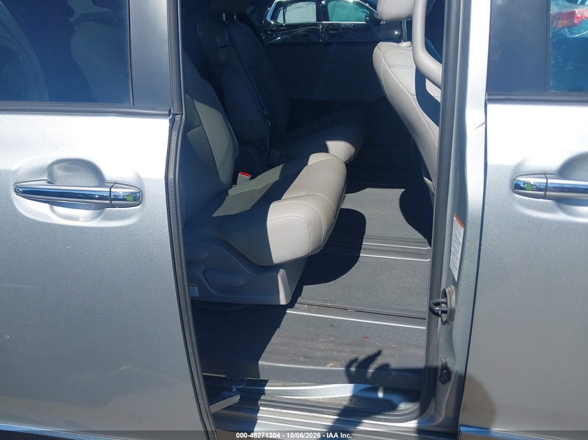 TOYOTA SIENNA - zdjęcie 8