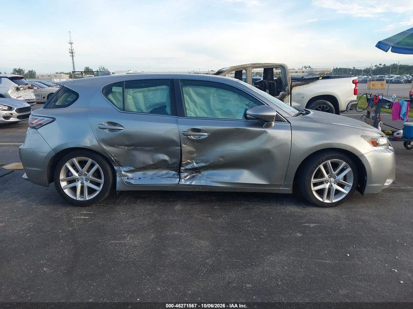 2017 LEXUS CT 200H · Фото 13