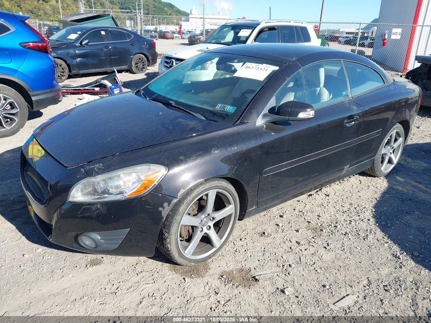 2011 Volvo C70 T5, Right Front, IAAI, VIN YV1672MC8BJ110260 — photo 2
