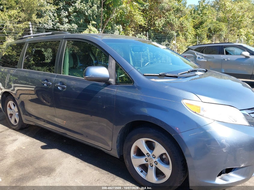 TOYOTA SIENNA - zdjęcie 13
