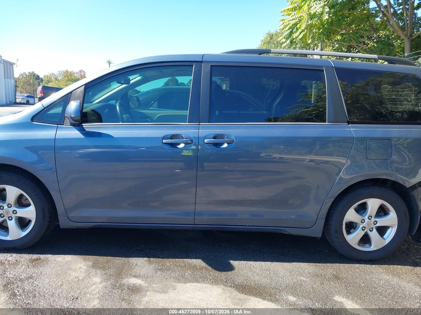 TOYOTA SIENNA - zdjęcie 14