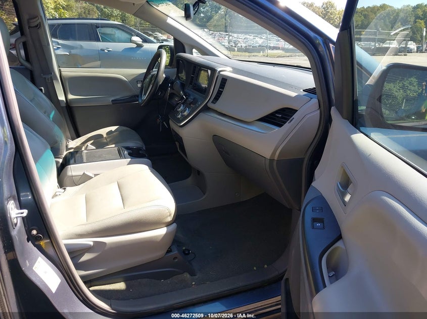 TOYOTA SIENNA - zdjęcie 5