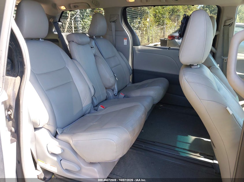 TOYOTA SIENNA - zdjęcie 8
