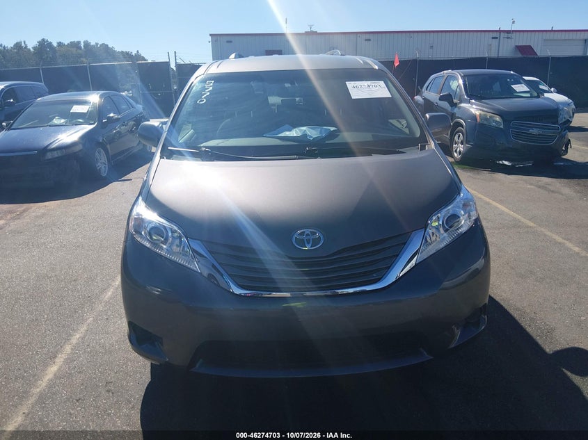 TOYOTA SIENNA - zdjęcie 12