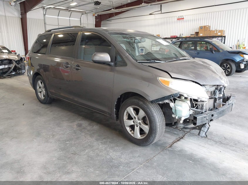 Vin: 5tdkz3dcxhs805517, lot: 46778750, toyota sienna le 8 passenger 2017 img_1