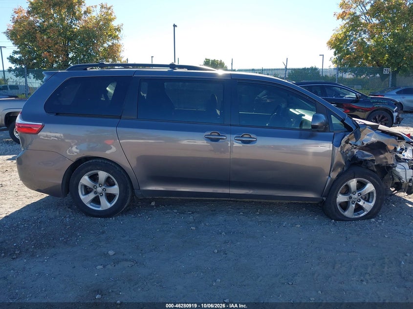 TOYOTA SIENNA - zdjęcie 13
