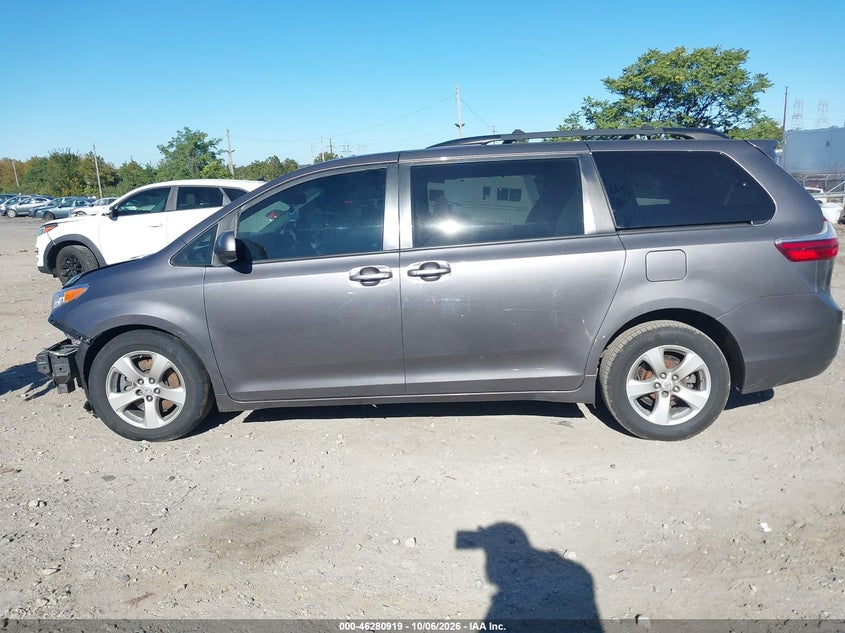 TOYOTA SIENNA - zdjęcie 14