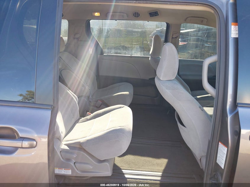TOYOTA SIENNA - zdjęcie 8