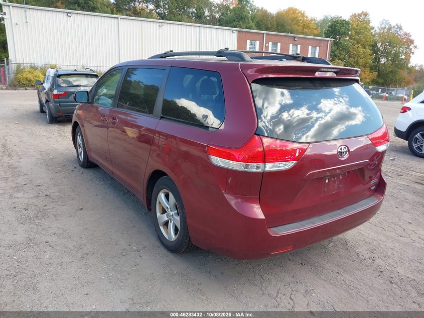 Photo 3 - TOYOTA SIENNA