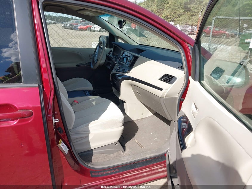 Photo 5 - TOYOTA SIENNA