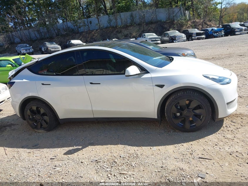 TESLA MODEL Y 2022 VIN 7SAYGDEE9NA012098