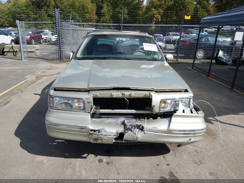 Фото 12 - LINCOLN TOWN CAR