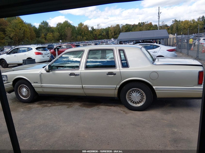 Фото 14 - LINCOLN TOWN CAR