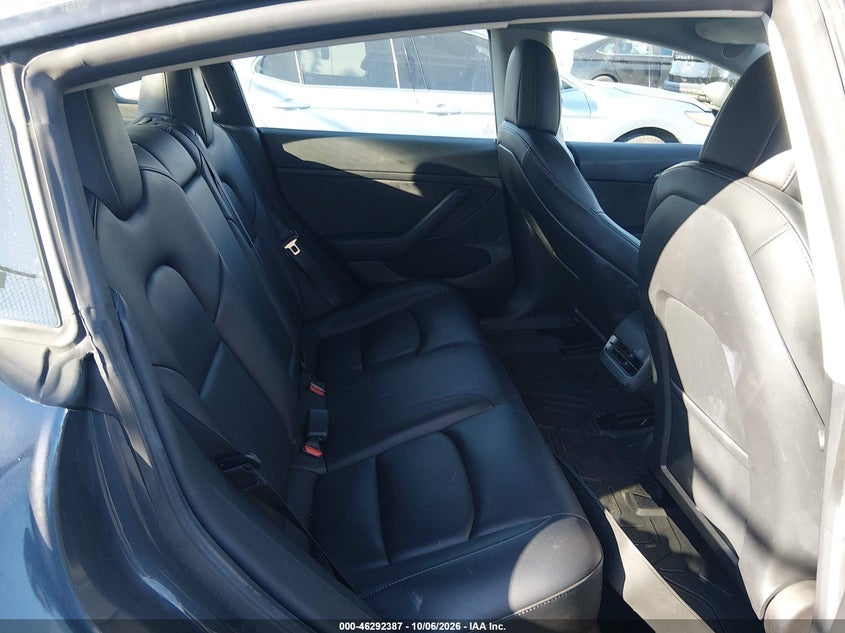 TESLA MODEL 3 - zdjęcie 8
